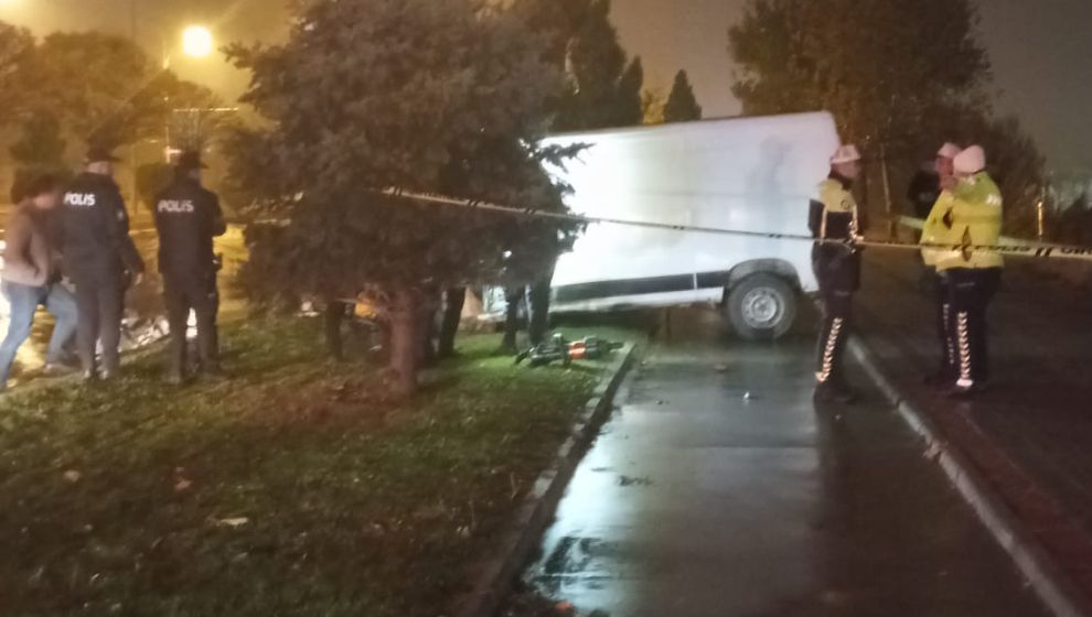 Minibüs Aydınlatma Direğine Çarptı: 1 Ölü