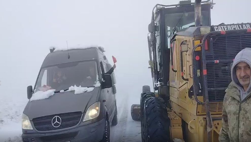 Pütürge'de Nemrut Dağı'na çıkan turistler mahsur kaldı