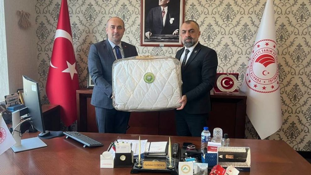 Ziyaretlerde Doğal Yün Yorgan Hediye Etti