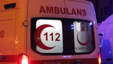 Otomobil ile çekicinin karıştığı trafik kazasında üç kişi yaralandı