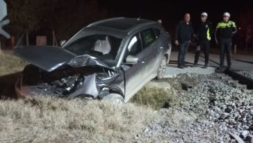 Tren kazasında otomobilde bulunan beş kişi yaralandı