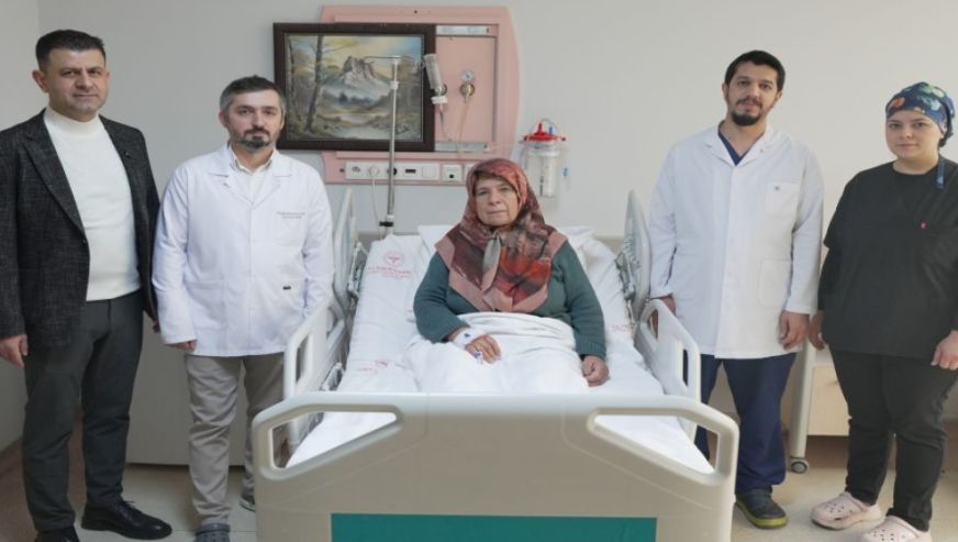 70'lik kadından 2 kilo 200 gram ağırlığında dev bir tümör alındı