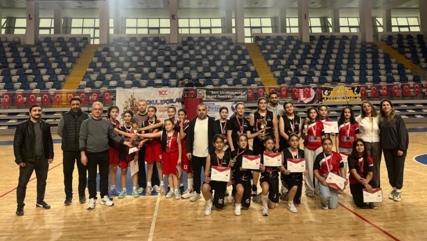 Vali Galip Demirel Ortaokulu şampiyonluk kupasını kaldırdı