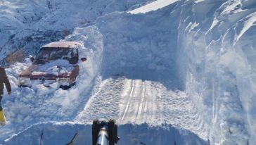 Kale İlçesinde Kar Altında Kalan Araç Belediye Ekiplerince Çıkarıldı