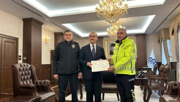 Malatya'da Güzel Şeyler de Oluyor: Polisten Duygulandıran Hareket!