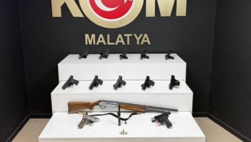 Üç şüpheli 13 silahla birlikte yakalandı 