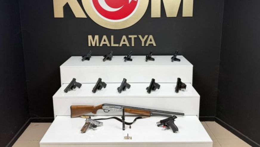 Üç şüpheli 13 silahla birlikte yakalandı