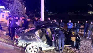 Hâkimiyetini kaybeden sürücü direğe çarptı