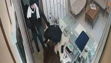 Kuyumcu Soyguncusu  Kadının Çığlığına Yenildi 