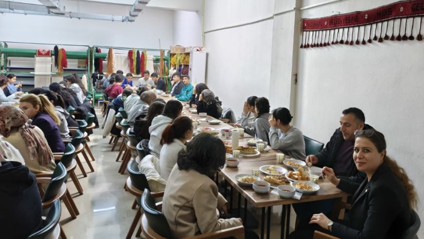 Yazıhan Belediyesi öğrencilere günlük ücretsiz yemek veriyor