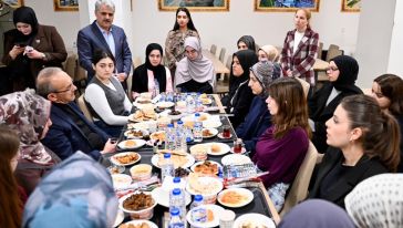 Vali Yavuz iftarını kız öğrencilerle birlikte açtı
