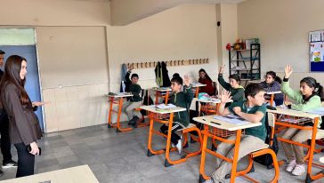 Kaymakam Ayşe Karaca Nas Koldere'de Öğrencilerle Ders İşledi