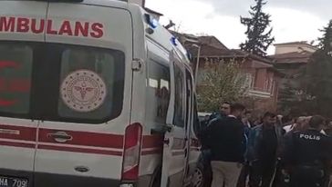 Parasını alamayan işçi çatıya çıktı 