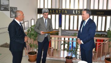 Rektör Akpolat'ın Lise Anıları Canlandı 