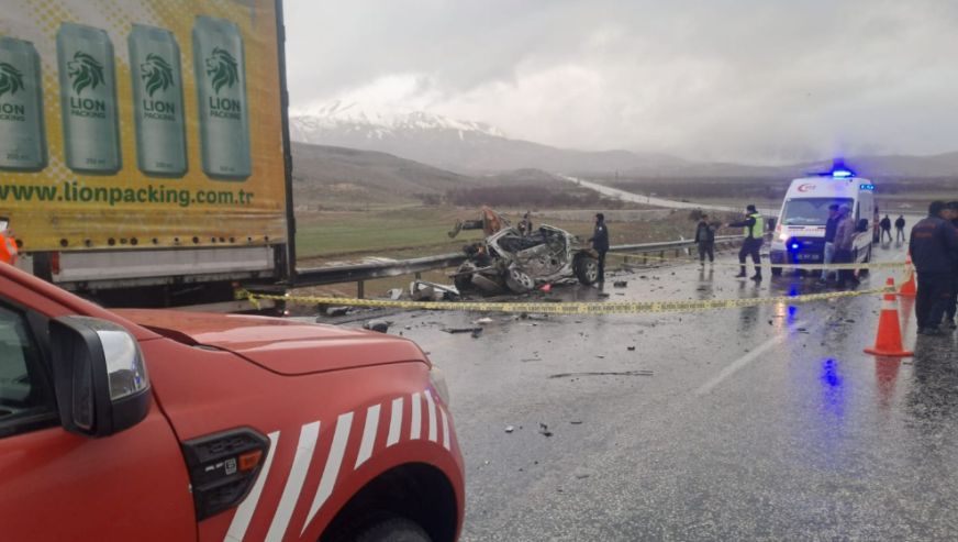 Malatya'da tır ile çarpışan otomobilde 3 kişi öldü