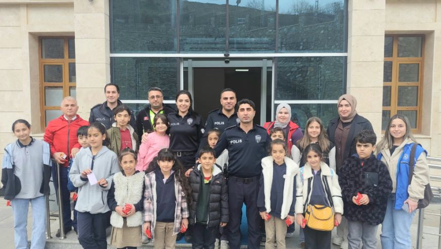 Pütürge'de Minik Öğrencilerden Emniyet Müdürlüğüne Anlamlı Ziyaret