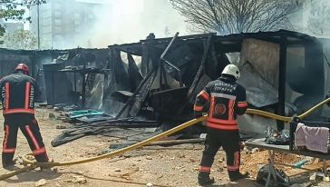 İşçilerin kaldığı şantiye alevlere teslim oldu