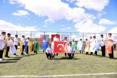 Pütürge'de 19 Mayıs Coşkusu: İlçe Stadyumu Renkli Görüntülere Sahne Oldu