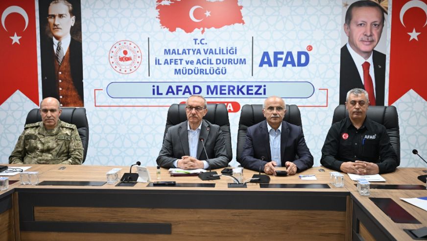 Deprem Sonrası Son durum Açıklandı... Kubbedağı'nda Kayalar Yola düştü
