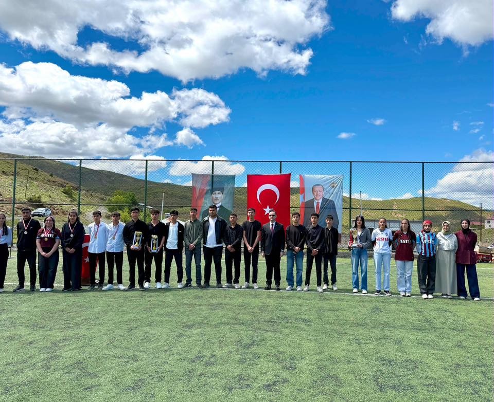 Pütürge'de 19 Mayıs Coşkusu: İlçe Stadyumu Renkli Görüntülere Sahne Oldu